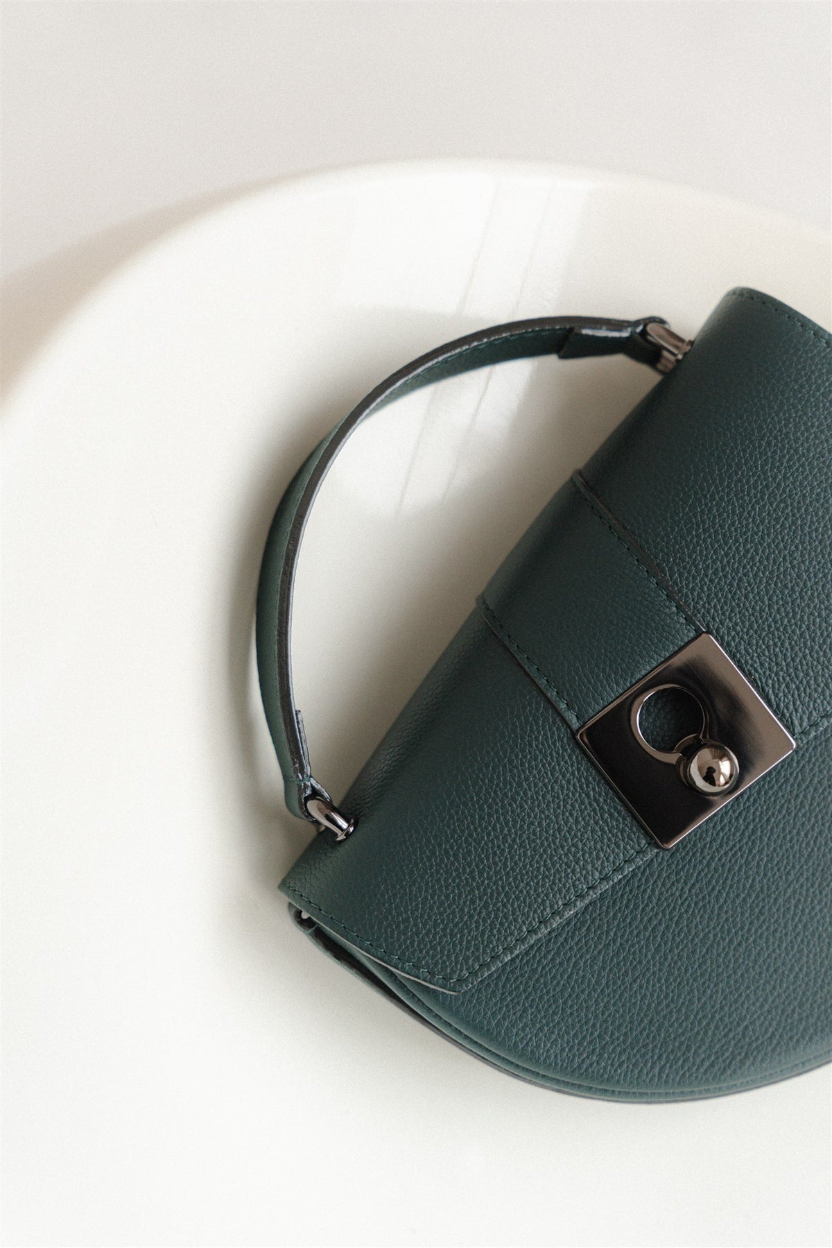 Sac demi lune cuir vert grainé