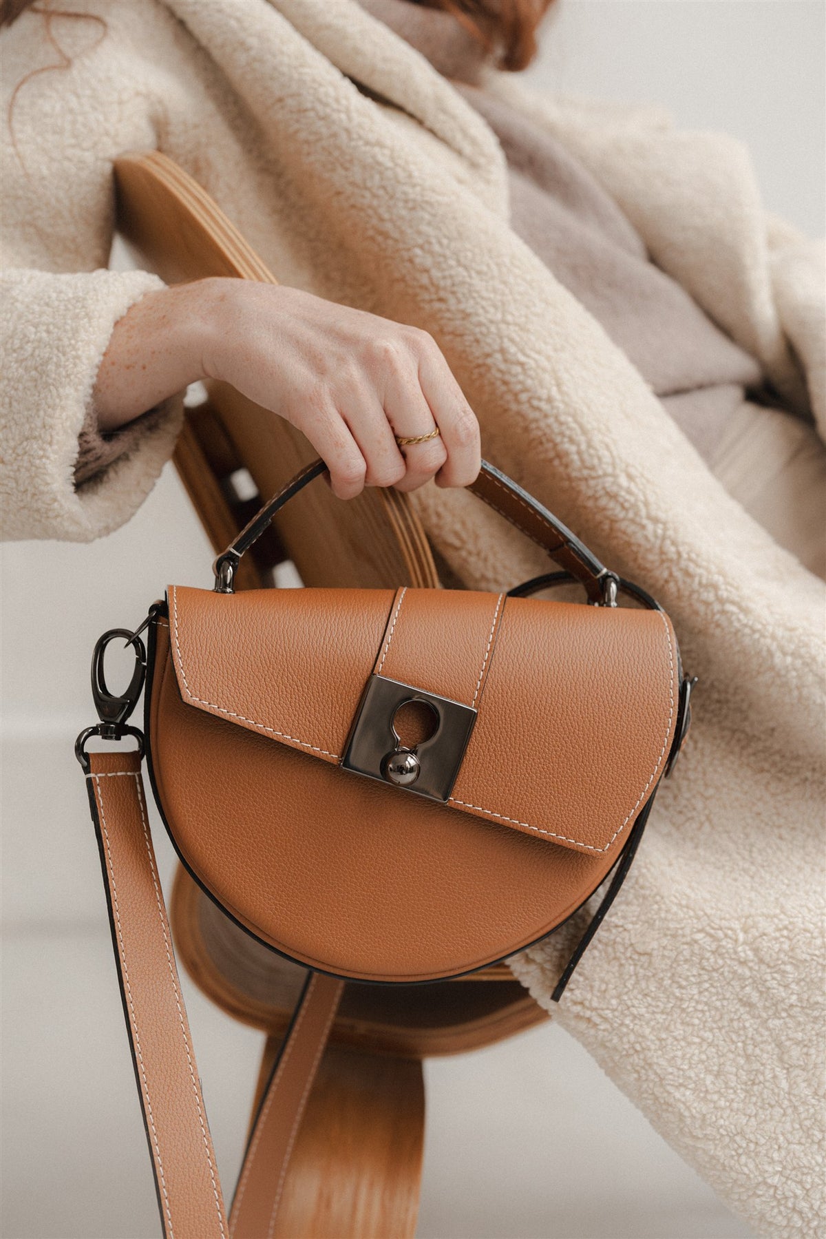 Sac demi lune camel porté main