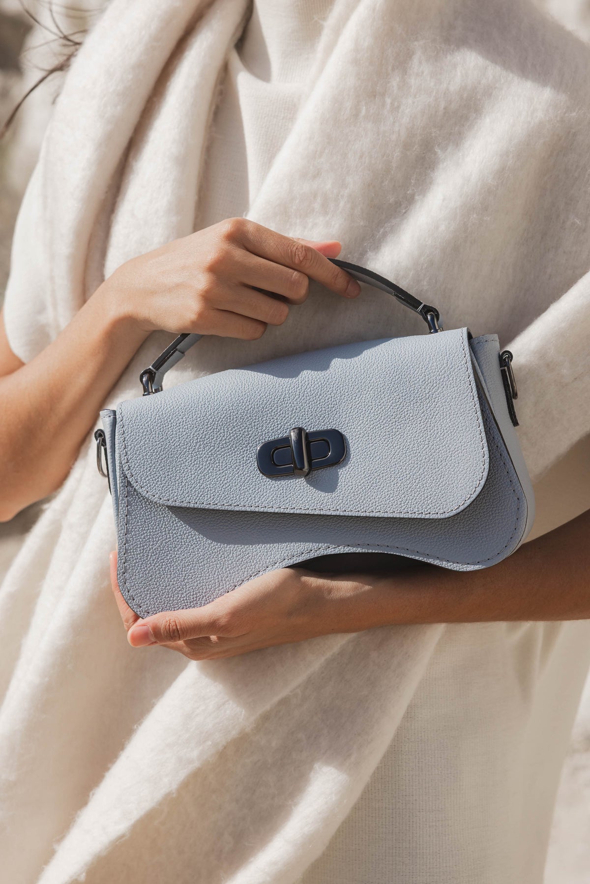 Sac forme baguette cuir souple bleu