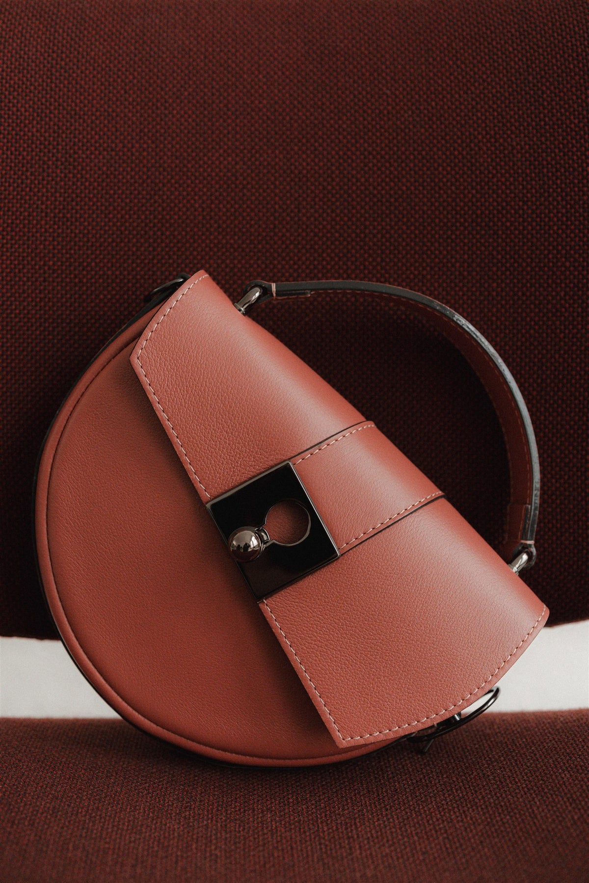 Sac demi lune cuir rose grainé