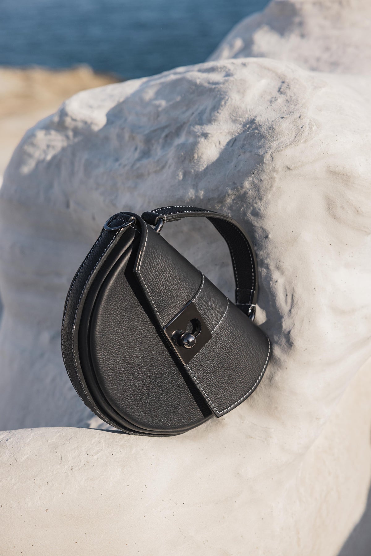 Sac demi lune cuir noir souple