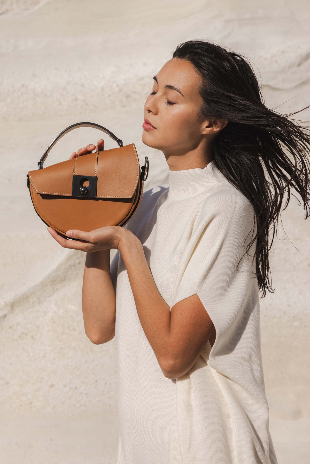 sac demi lune cuir porté main