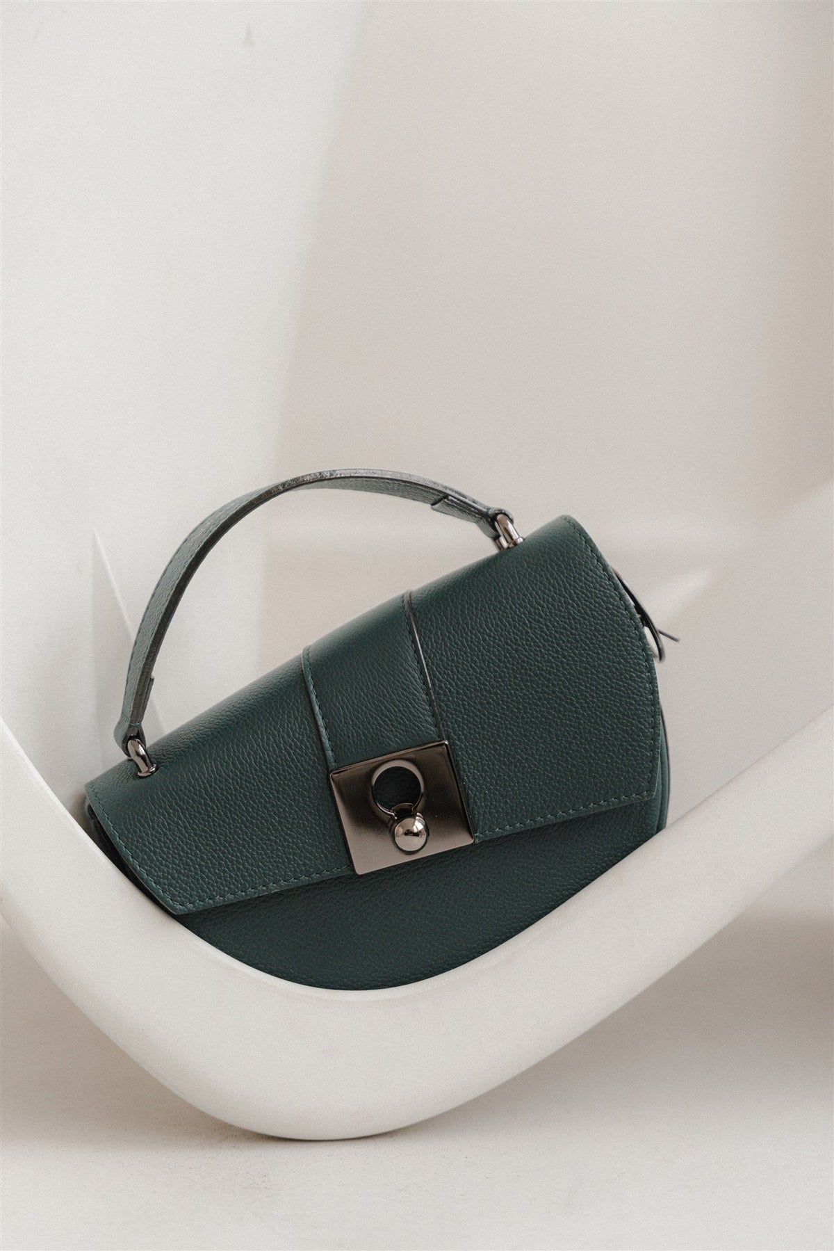 Sac demi lune vert grainé