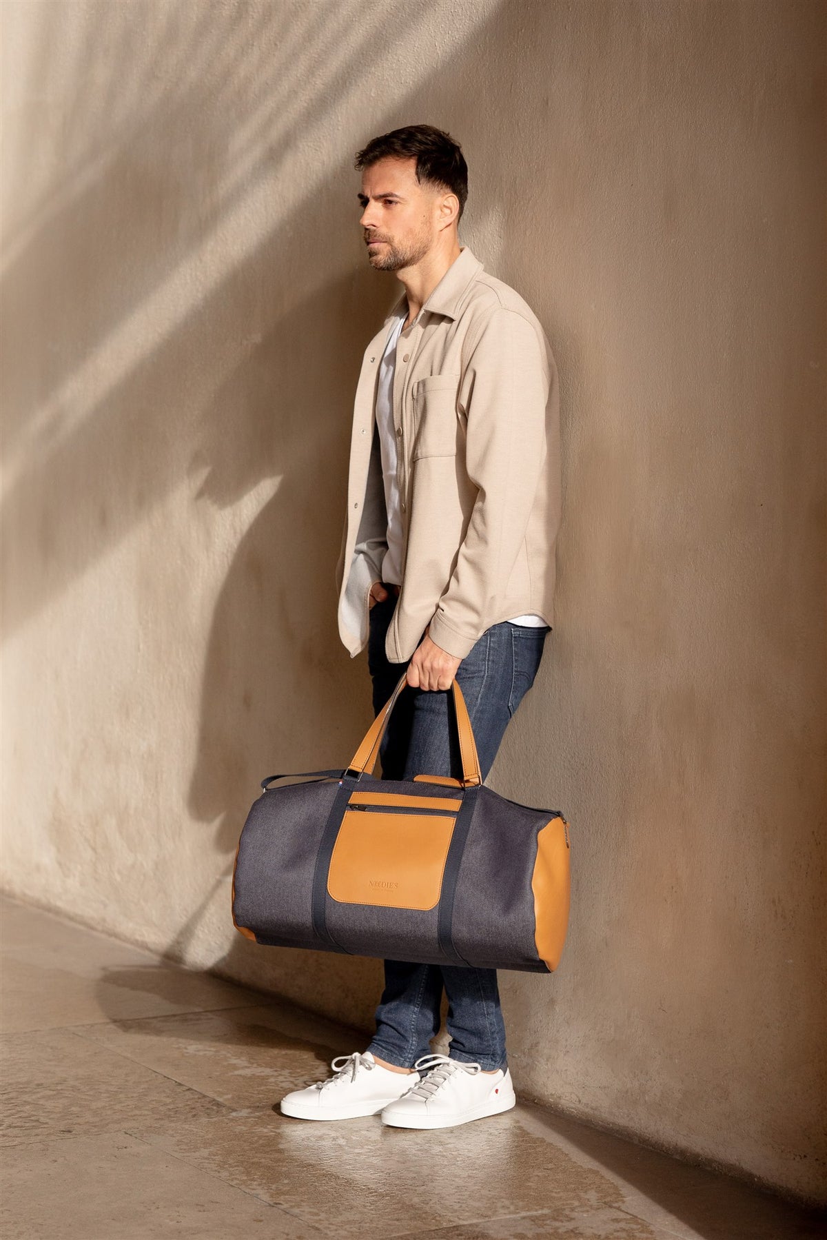 sac de voyage cuir et jeans